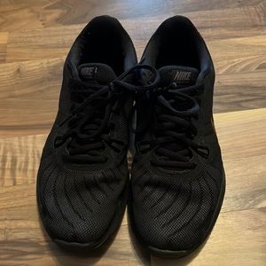 Black Nike shoes. Size 7.5 great condition. Gently worn.